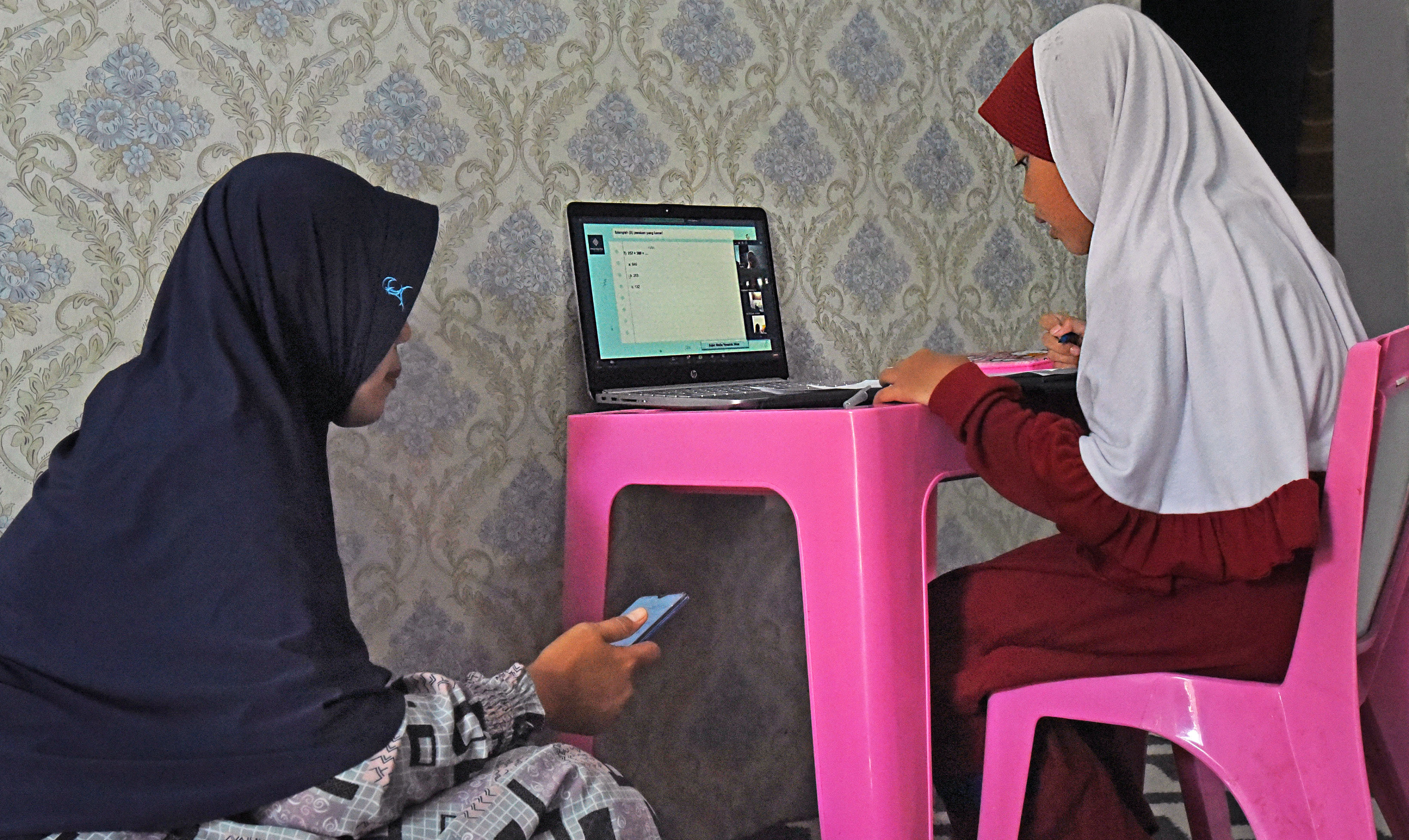  Murid SDIT Insan Tama Serang didampingi orang tuanya mengikuti pembelajaran jarak jauh secara daring di rumahnya di Drangon