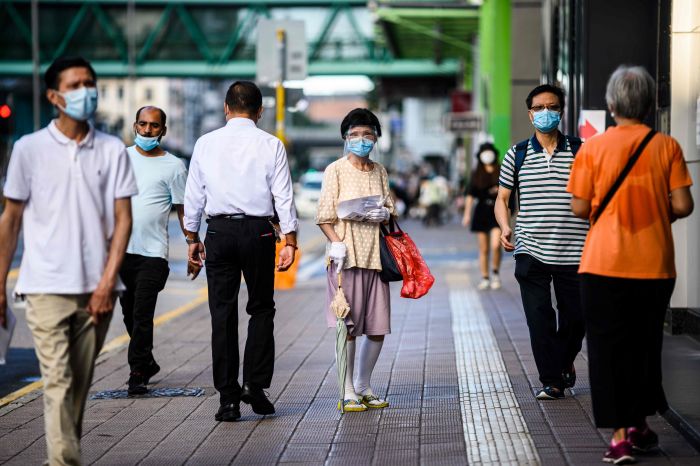 Warga mengenakan masker di Distrik Sham Shui Po, Hong Kong.  