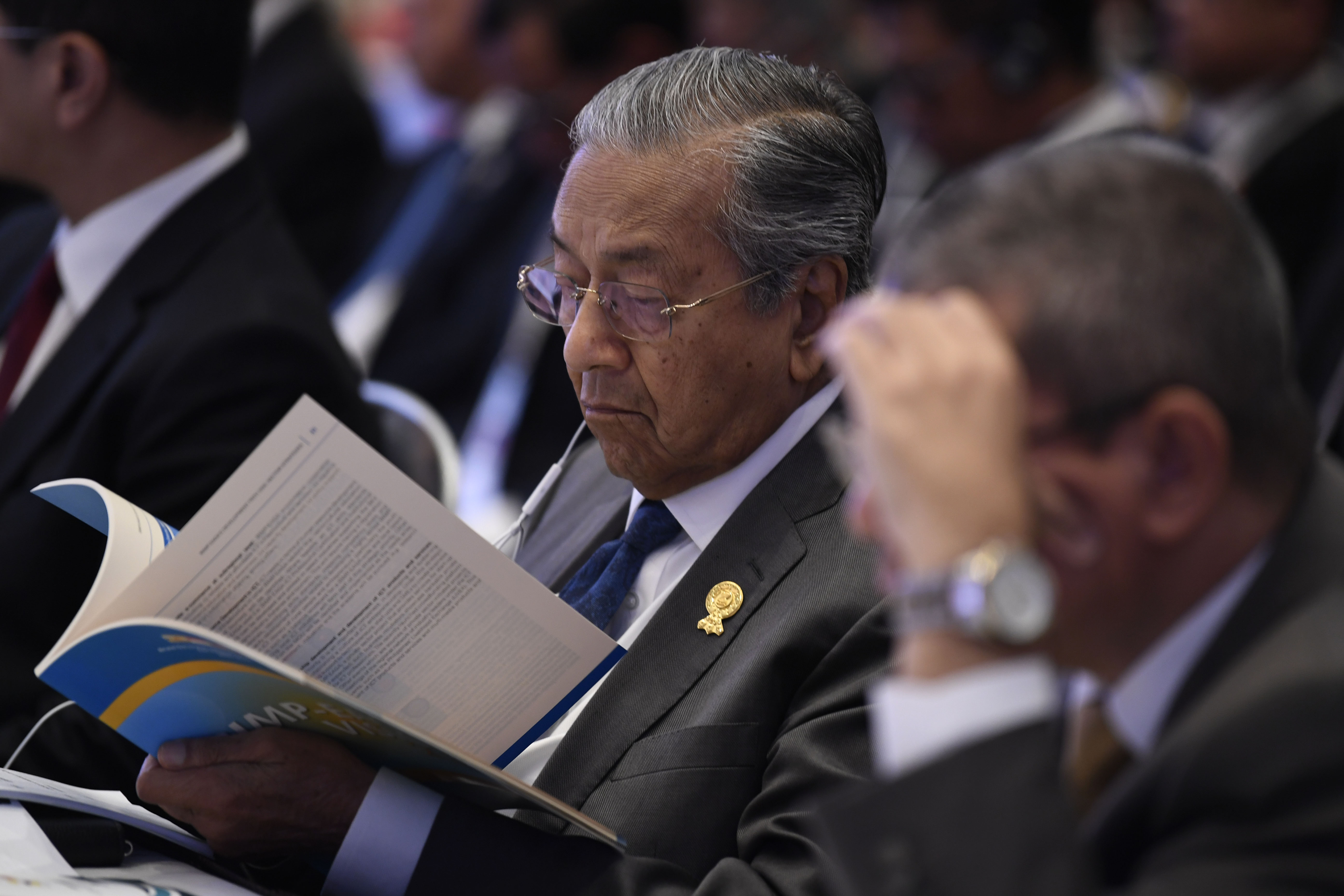 Mundurnya Mahathir Mohamad dari jabatan Perdana Menteri Malaysia membuat dinamika politik di negeri jiran itu menghangat.