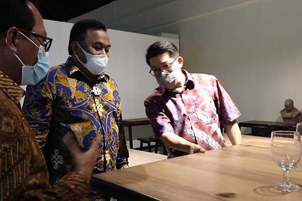 Wakil Ketua DPR Rachmat Gobel saat mengunjungi pabrik furniture Integra Group di Kabupaten Sidoarjo, Jumat (2/10).