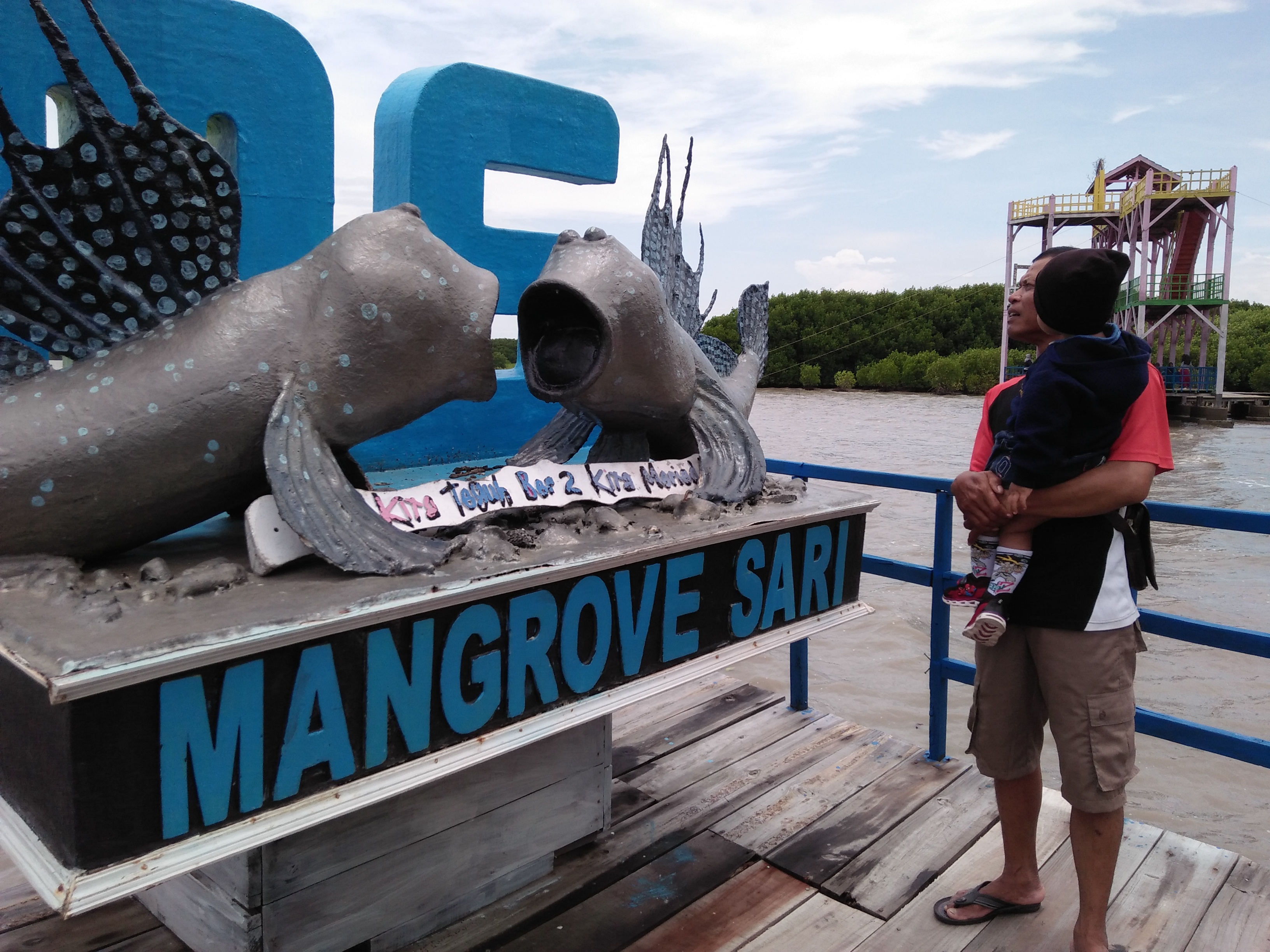 Obyek wisata Hutan Dewi Mangrove di Kabupaten Brebes menjadi tempat favorit warga mengisi libur panjang akhir Oktober ini.