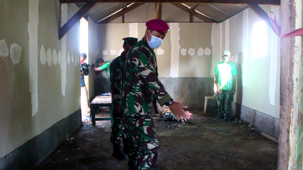 Prajurit Pasmar 2 Korps Marinir melakukan program Karya Bakti TNI dengan merenovasi rumah tidak layak huni di Desa Tambakcemandi, Sidoarjo.