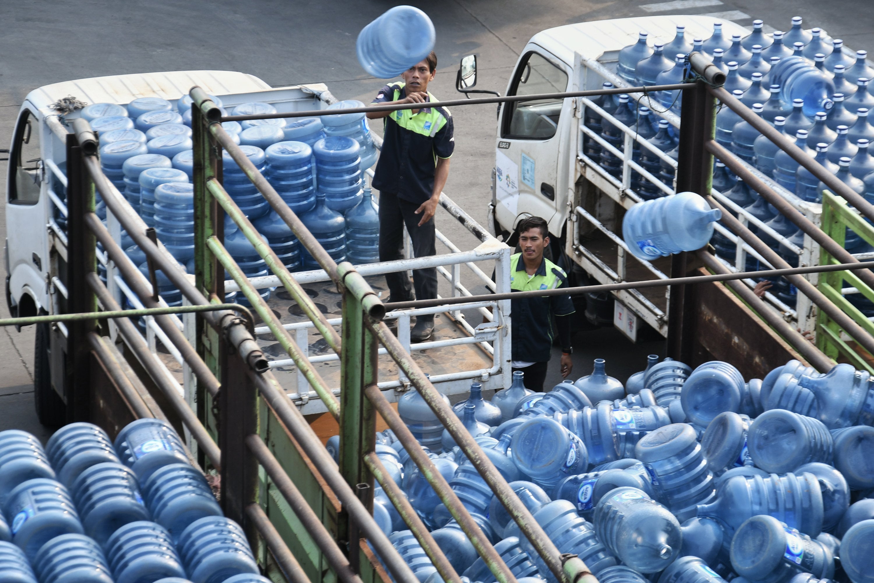 Pekerja memindahkan air minum dalam kemasan (amdk) di pabrik air mineral kawasan Kalibata, Jakarta, Jumat (17/1).