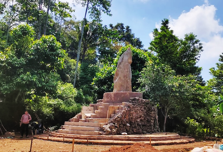 Tugu batu yang dibangun masyarakat Adat Karuhun Urang Sunda Wiwitan, di Curug Goong, Desa Cisantana, Kecamatan Cigugur, Kabupaten Kuningan.