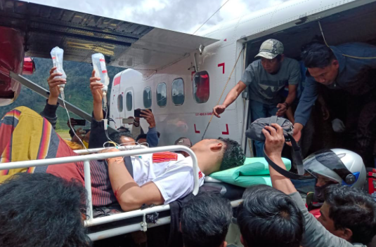 Korban penembakan Kelompok Kriminal Bersenjata (KKB) ditandu menaiki pesawat saat evakuasi di Intan Jaya, Papua, Senin (14/9/2020). 