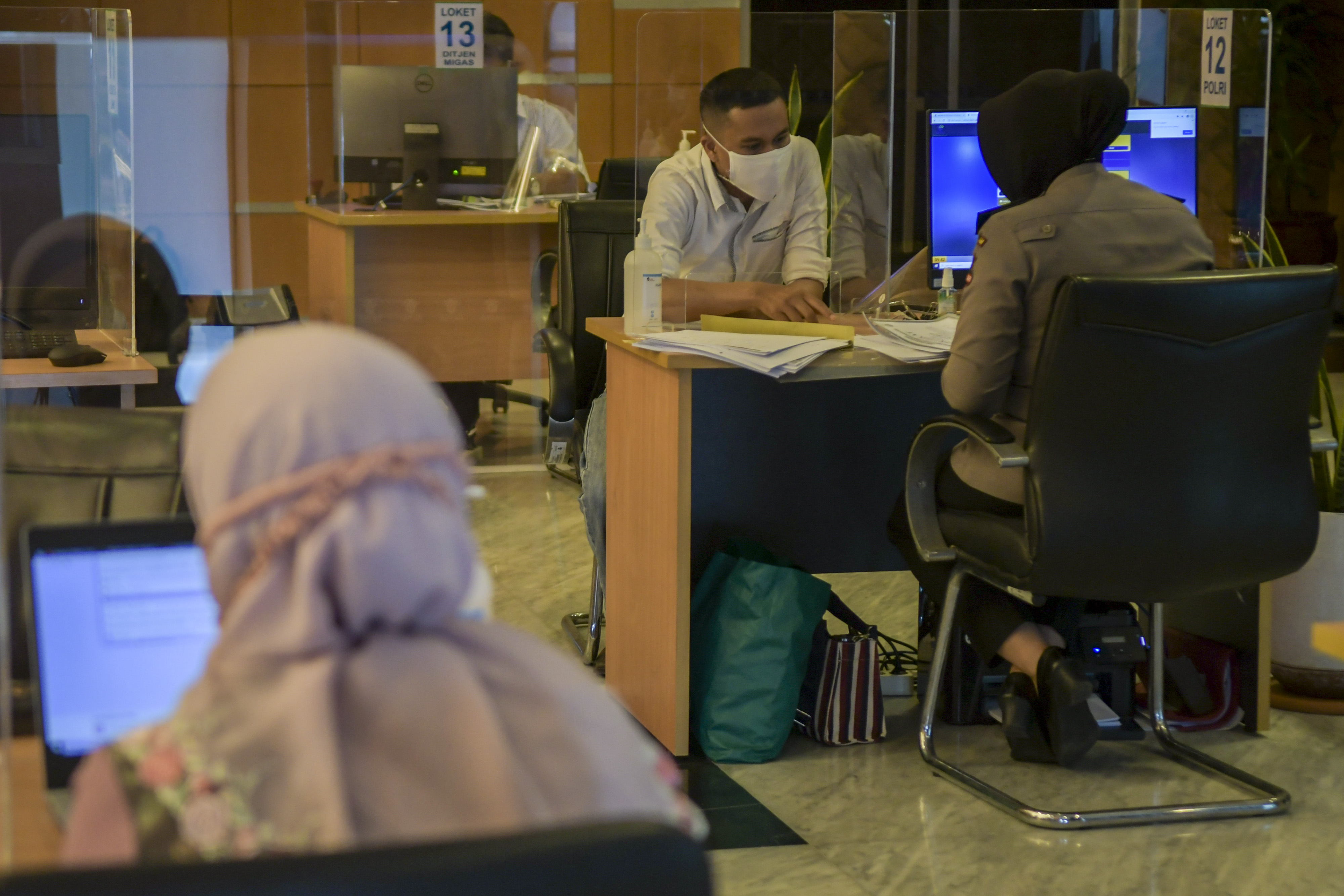 Petugas melayani pengurusan perizinan usaha di ruang Pelayanan Terpadu Satu Pintu (PTSP) Pusat di Gedung BKPM, Jakarta, Selasa (7/7/2020).