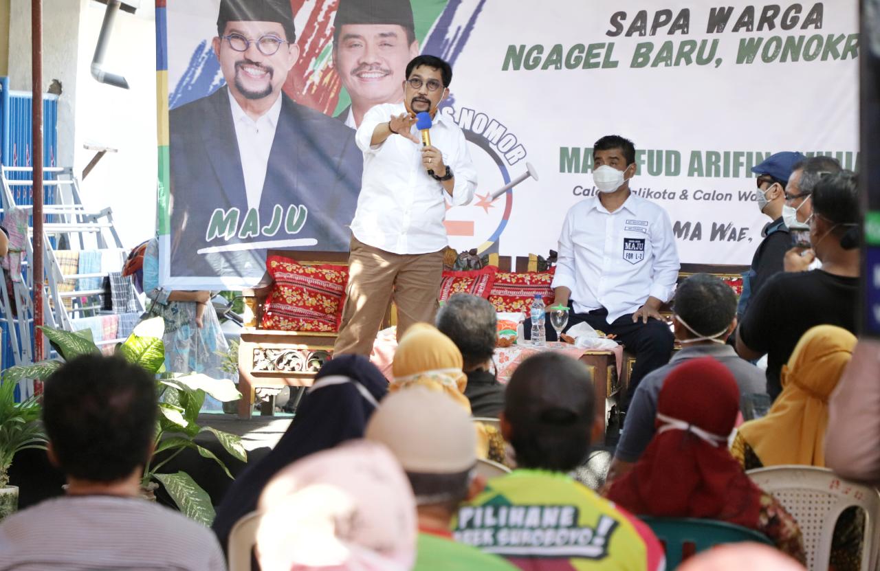  Pasangan calon Wali Kota dan Wakil Wali Kota Surabaya, Machfud Arifin-Mujiaman (Maju), memberi pemaparan kepada warga. 