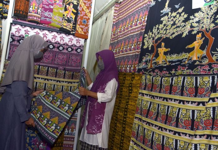 Pelaku Usaha Mikro Kecil dan Menengah (UMKM) menawarkan produk yang dijual saat pameran produk UMKM di Kuta, Bali, beberapa waktu lalu.  