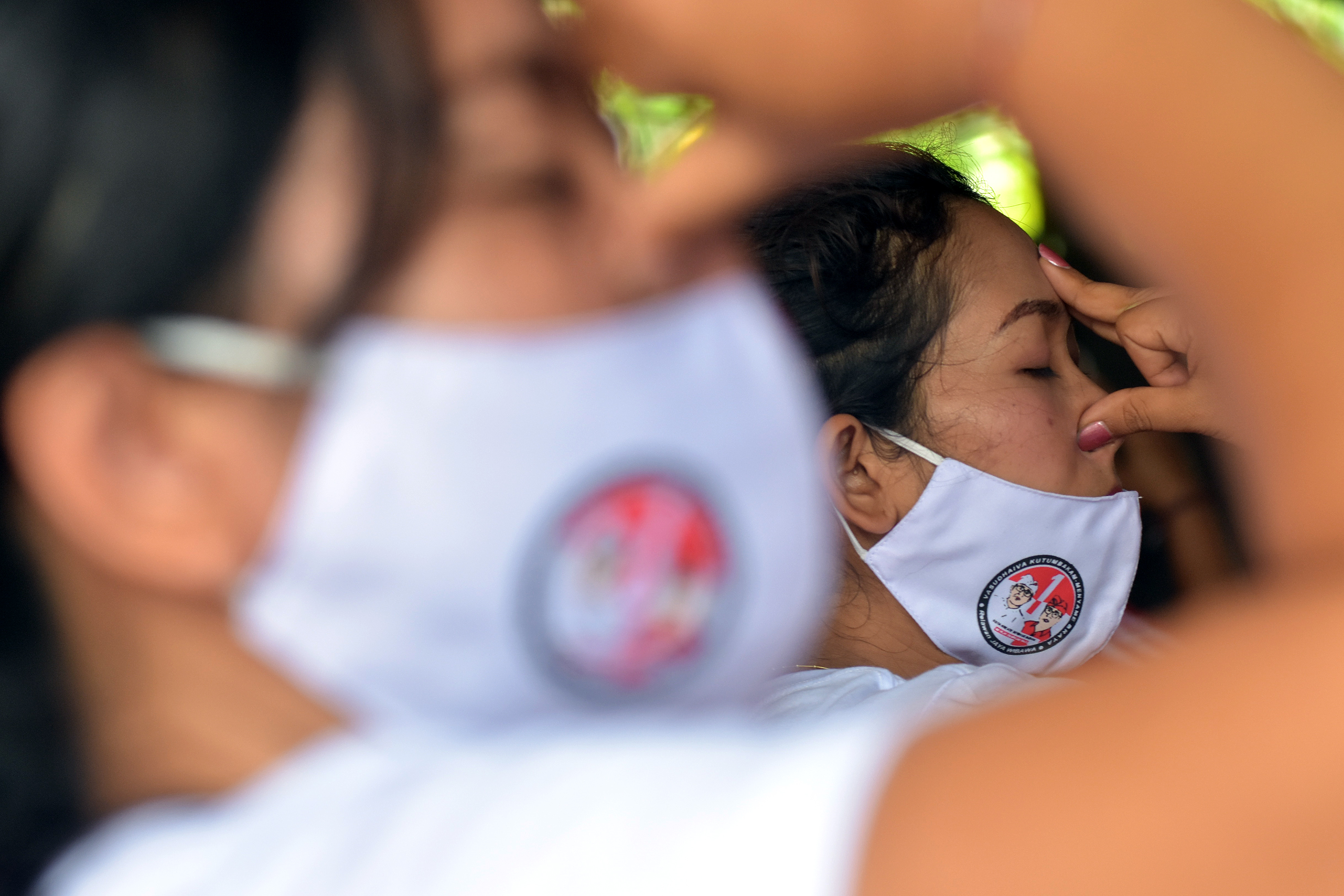 Warga melakukan gerakan yoga saat kampanye pasangan Calon Wali Kota dan Wakil Wali Kota Denpasar di Denpasar, Bali, Minggu (25/10).