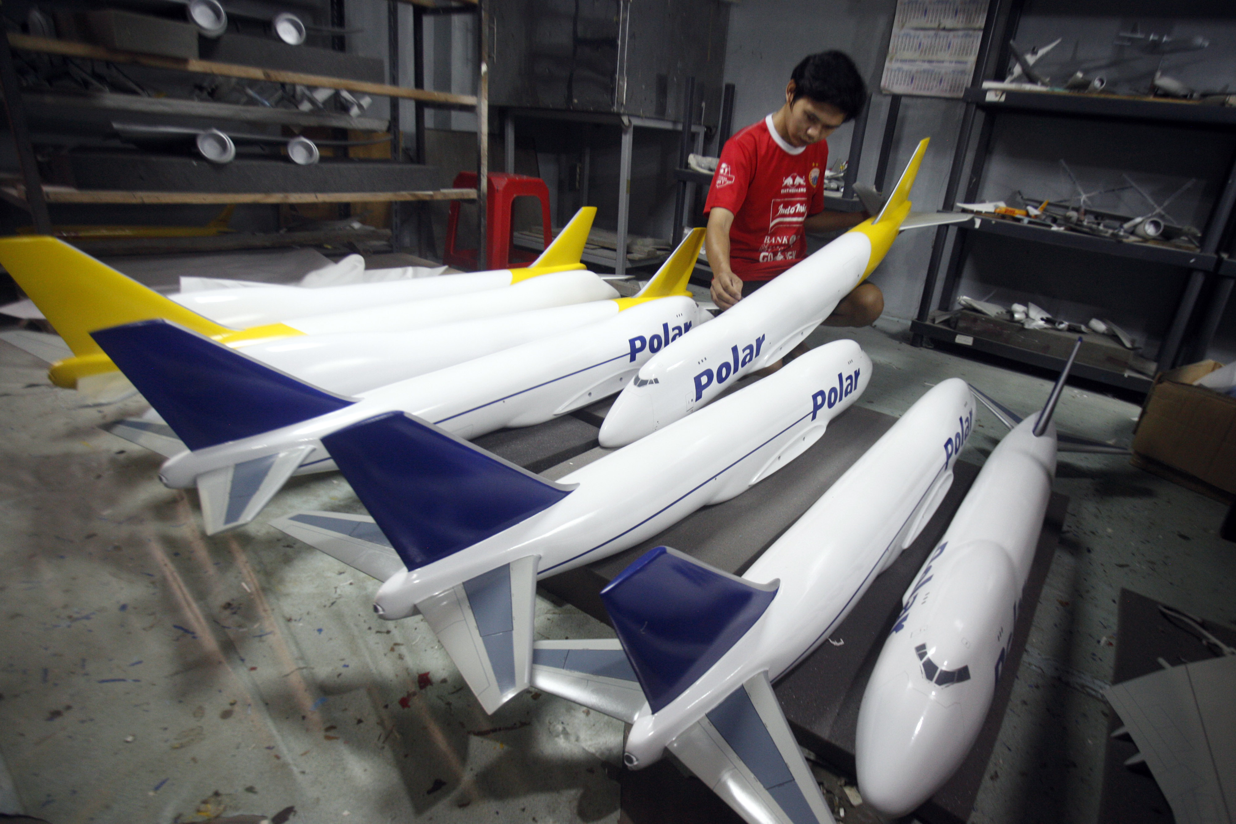 Pekerja meyelesaikan pembuatan miniatur pesawat terbang di Anglo Air Craft Model, Cibinong, Kabupaten Bogor, Jawa Barat, Senin (12/10/2020).