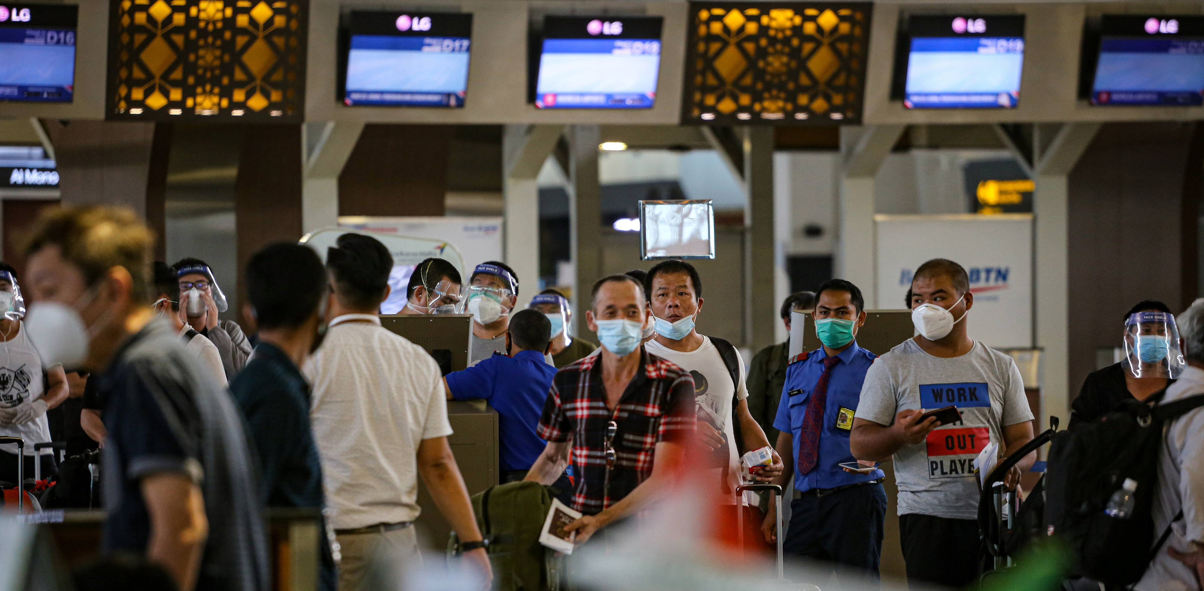  Sejumlah calon penumpang antre saat pengecekan tiket di Terminal 3 Bandara Internasional Soekarno-Hatta, Tangerang, Banten.