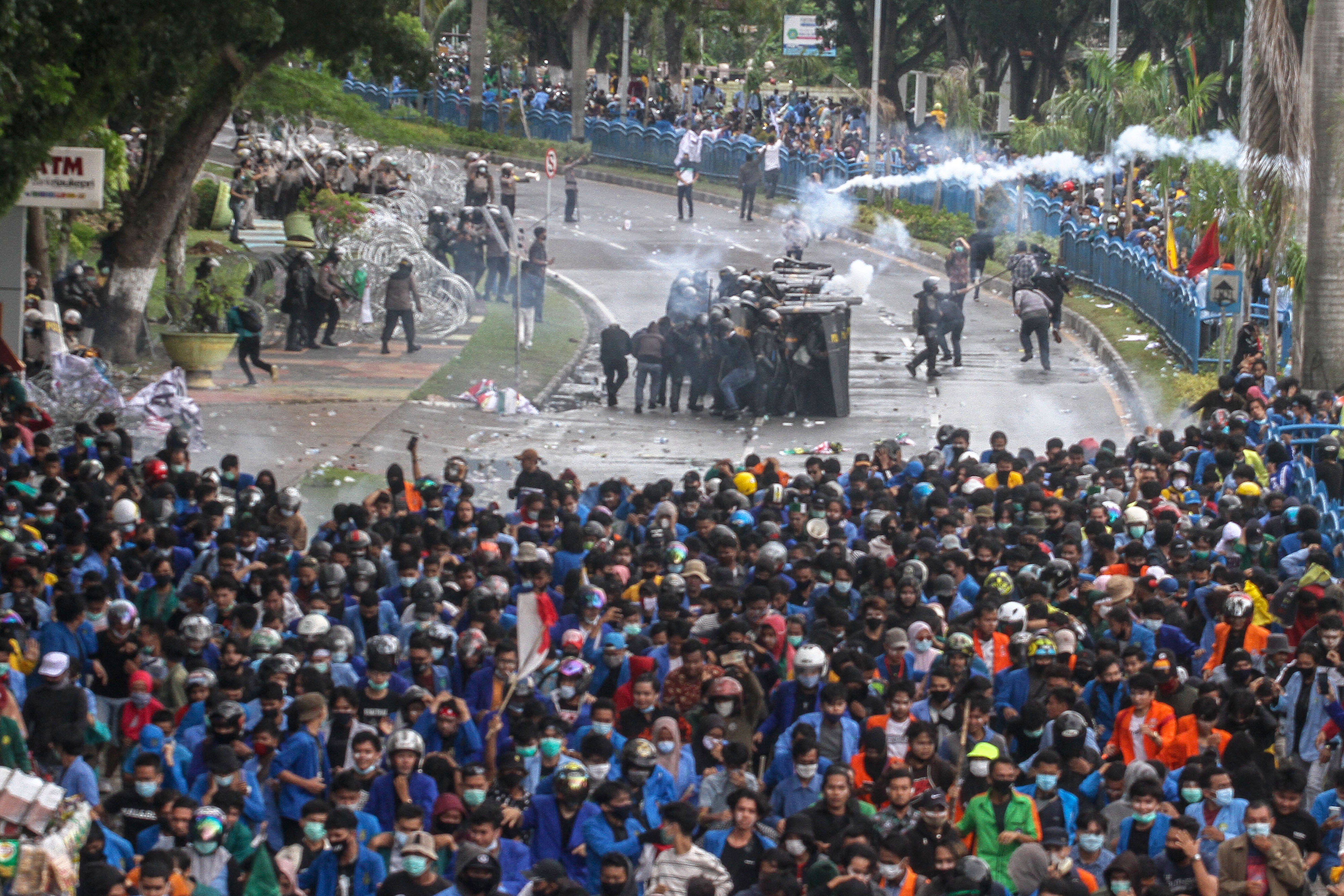 Polisi menembakkan gas air mata guna membubarkan demonstran menolak UU Cipta Kerja di depan Kantor DPRD Riau, Pekanbaru Kamis (8/10/2020).