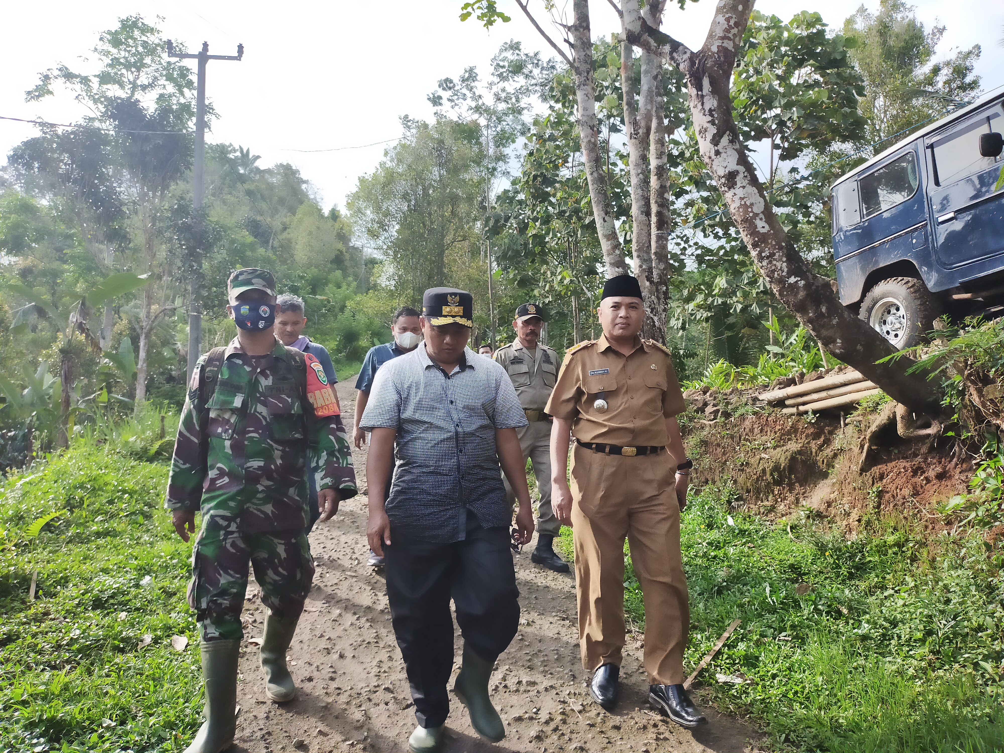 Wakil Gubernur JabarUu Ruzhanul Ulum meninjau lokasi longsor yang menimbun jalan antara Tasikmalaya-Pangandaran, Senin (12/10)