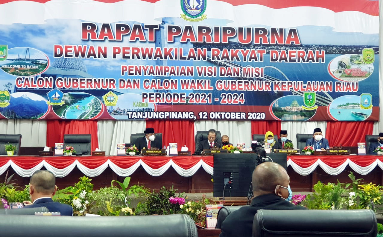 Sidang paripurna penyampaian visi-misi ketiga pasangan Cagub/Cawagub Kepulauan Riau dipimpin Ketua DPRD Jumaga Nadeak.