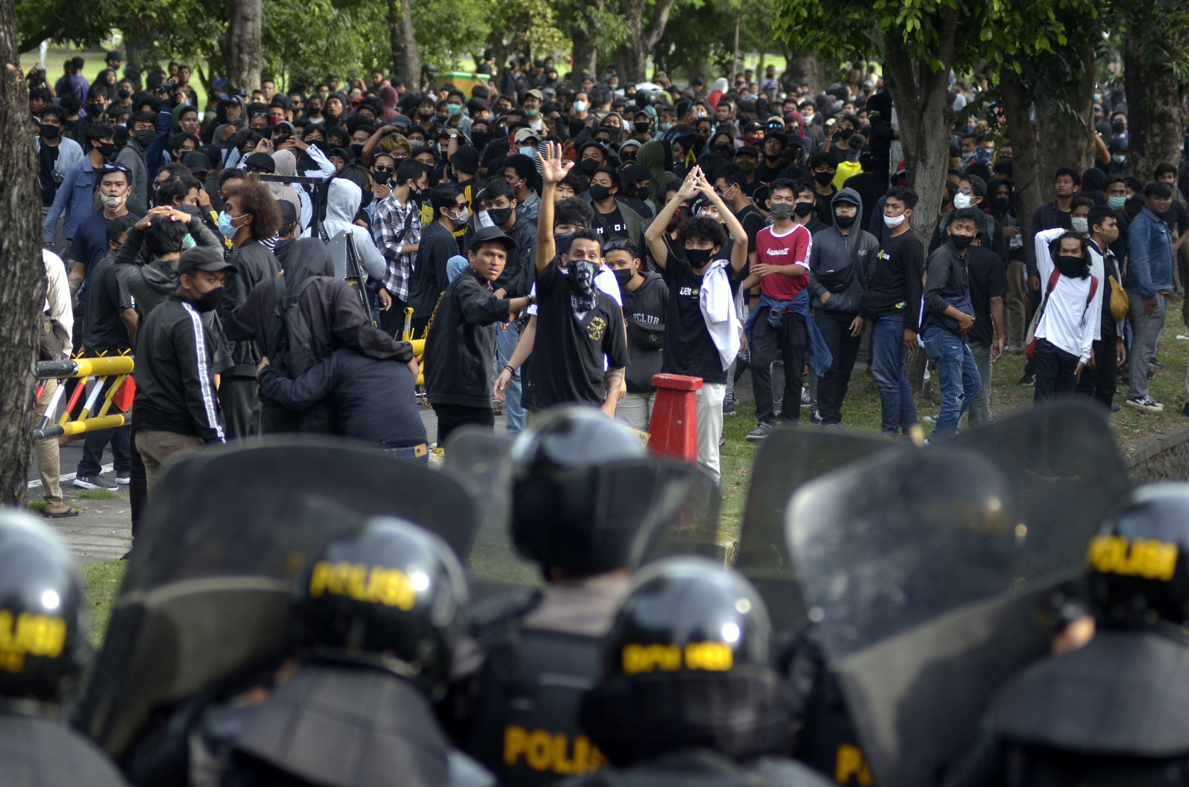 Sejumlah buruh berunjuk rasa di Denpasar, Bali