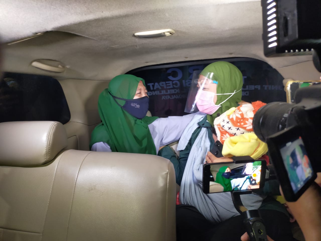 Pertemuan  Trena Mustika  (kanan) dengan Treni Fitri Yana di mobil Dinas Sosial Kota Tasikmalaya, Kamis (22/10/2020)