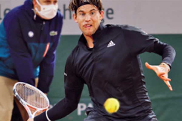 Dominic Thiem dari Austria mengembalikan bola ke Casper Ruud dari Norwegia