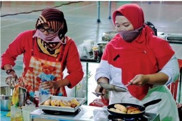 Warga Kecamatan Kedu yang perekonomiannya terdampak covid-19 mengikuti pelatihan memasak yang diselenggarakan SMK Negeri 2 Temanggung