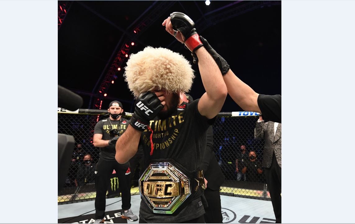 Khabib Nurmagomedov bereaksi usai menang dalam pertarungan UFC melawan Justin Gaethje.