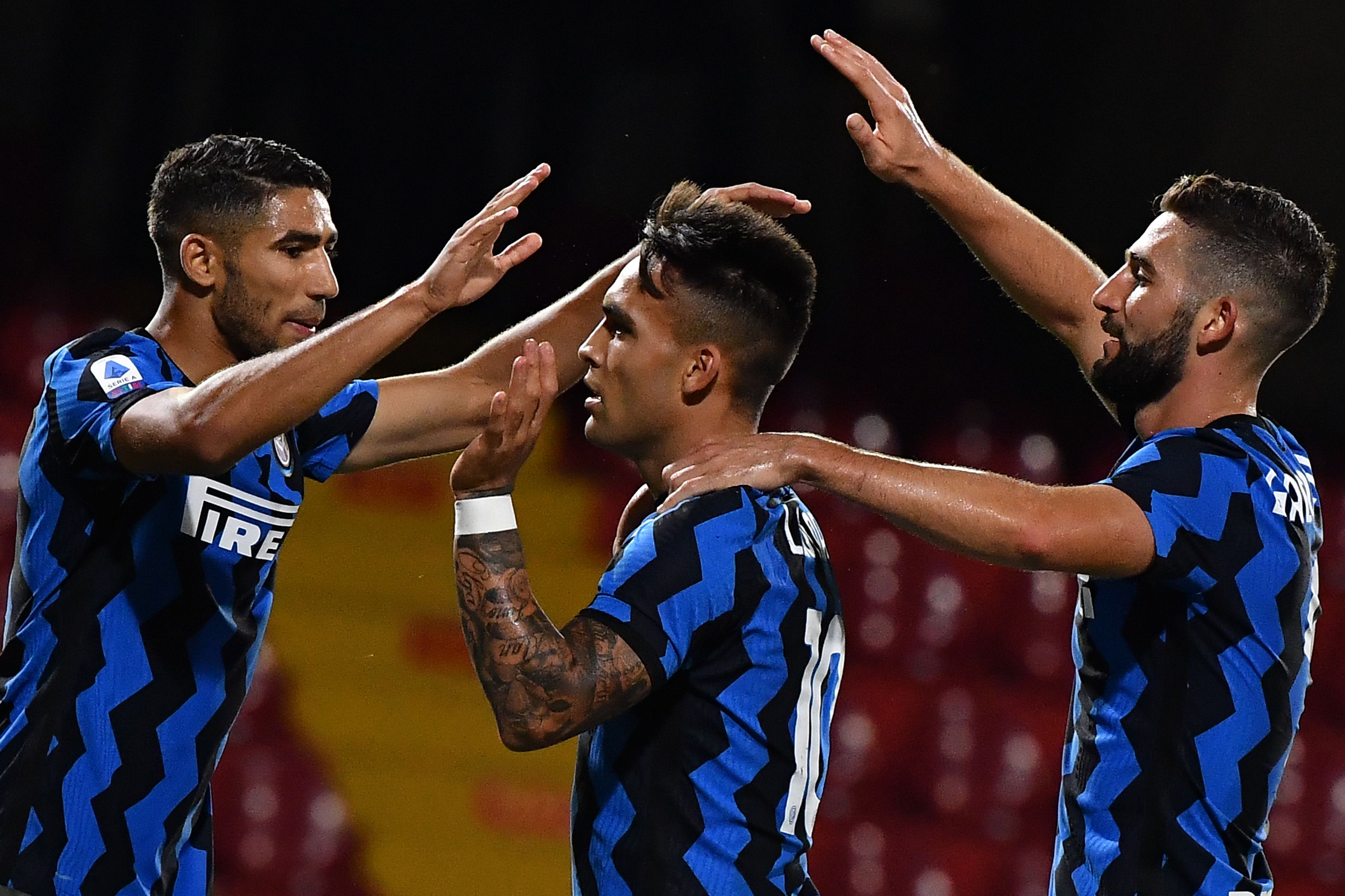 Para pemain Inter Milan melakukan selebrasi usai mencetak gol ke gawang Benevento di laga Serie A.