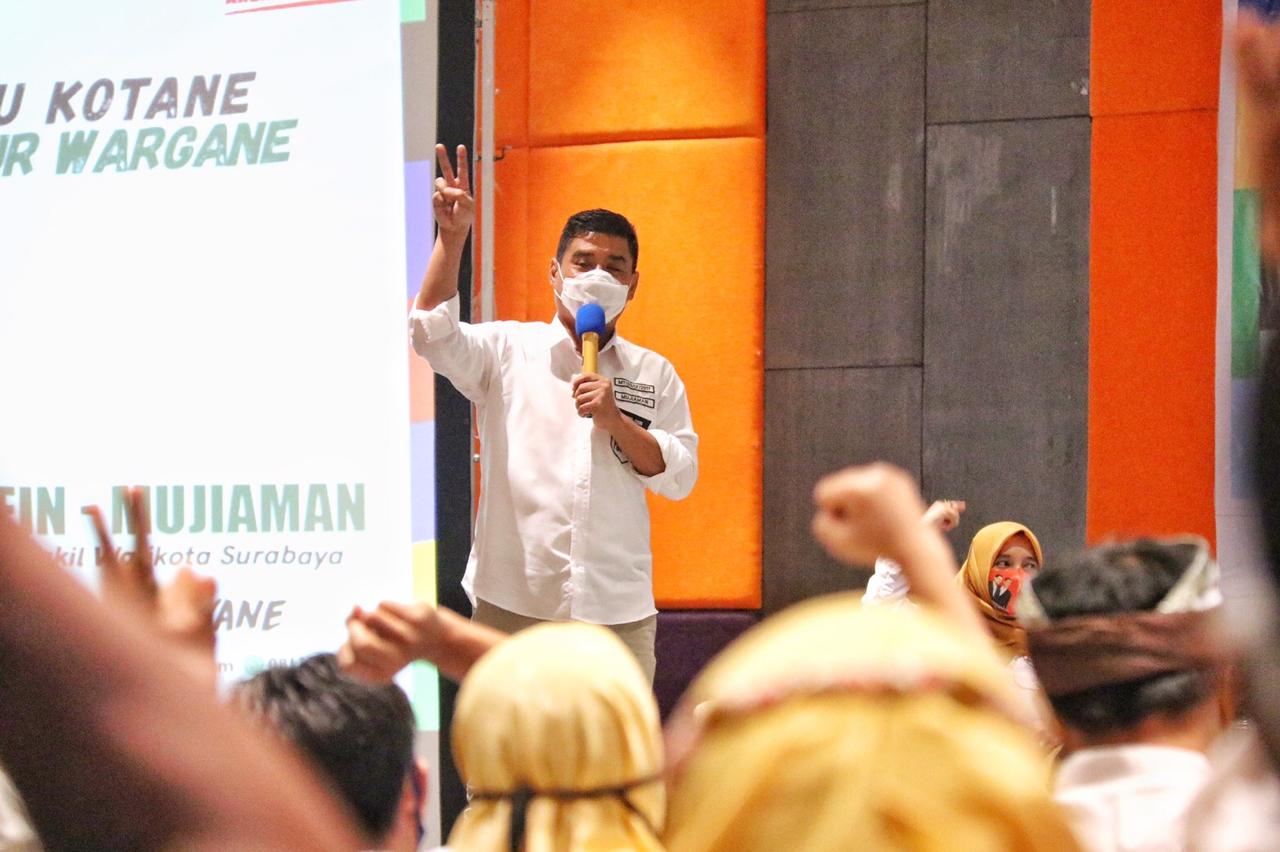 Calon Wakil Wali Kota Surabaya Mujiaman saat berkempanye di depan warga Surabaya.