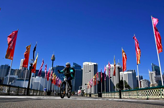 Seorang pengantar makanan sedang menikmati pusat kota Sydney yang sepi (15/4).