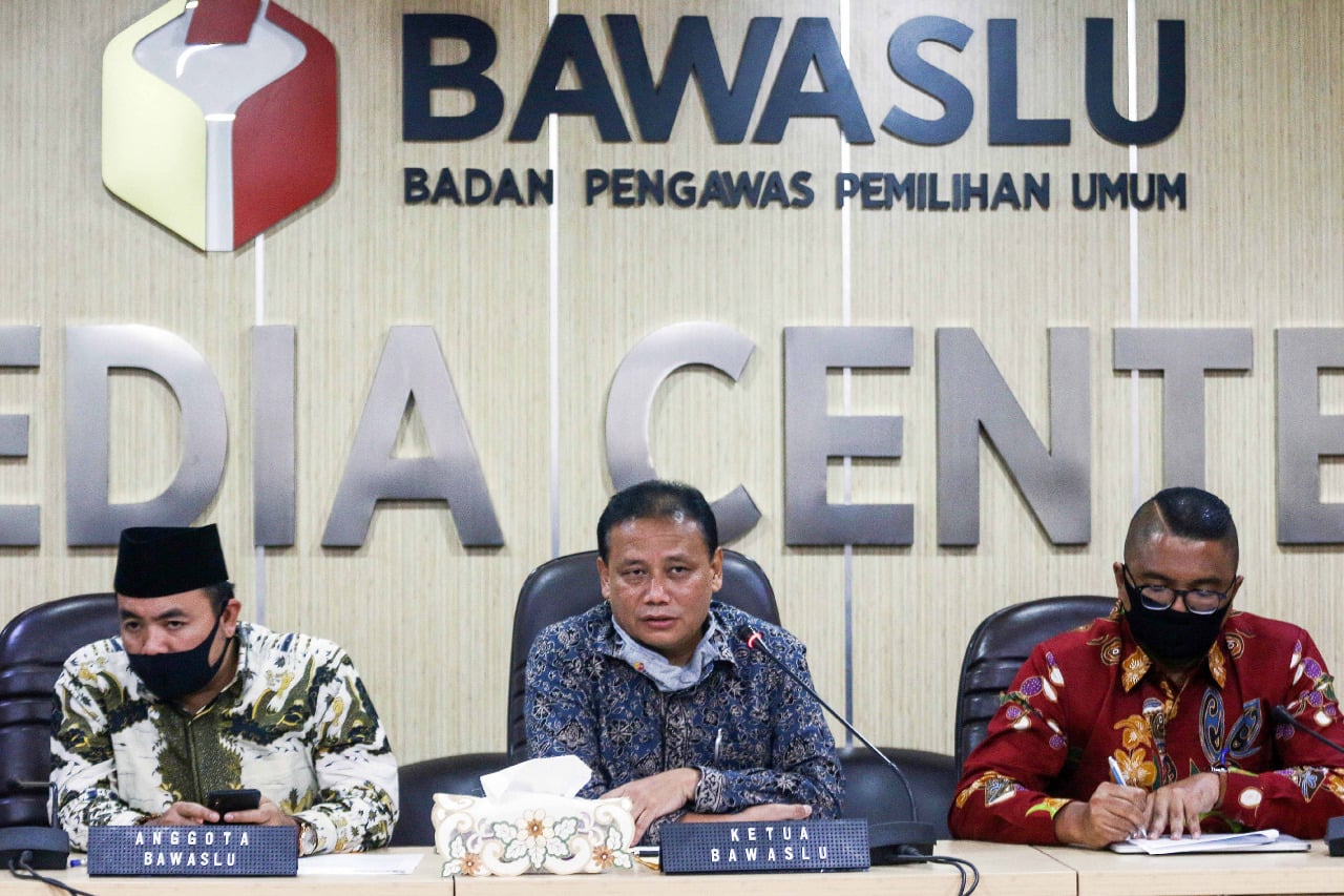 Ketua Bawaslu RI Abhan (tengah) didampingi oleh anggota Bawaslu M Afifuddin (kiri) dan Fritz Edward Siregar memberikan keterangan pers.