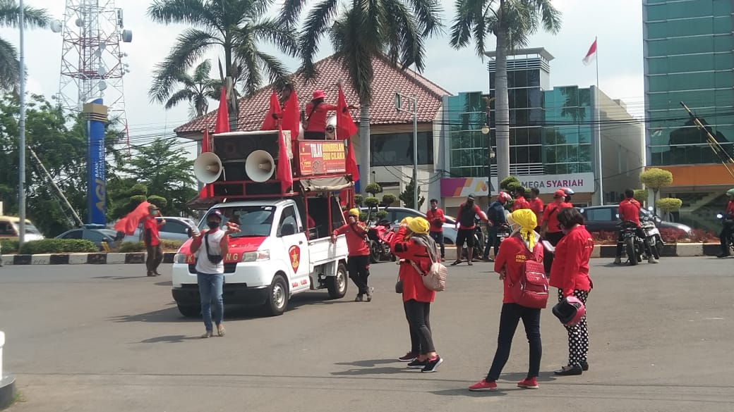Buruh di Karawang berunjuk rasa tolak UU Cipta kerja