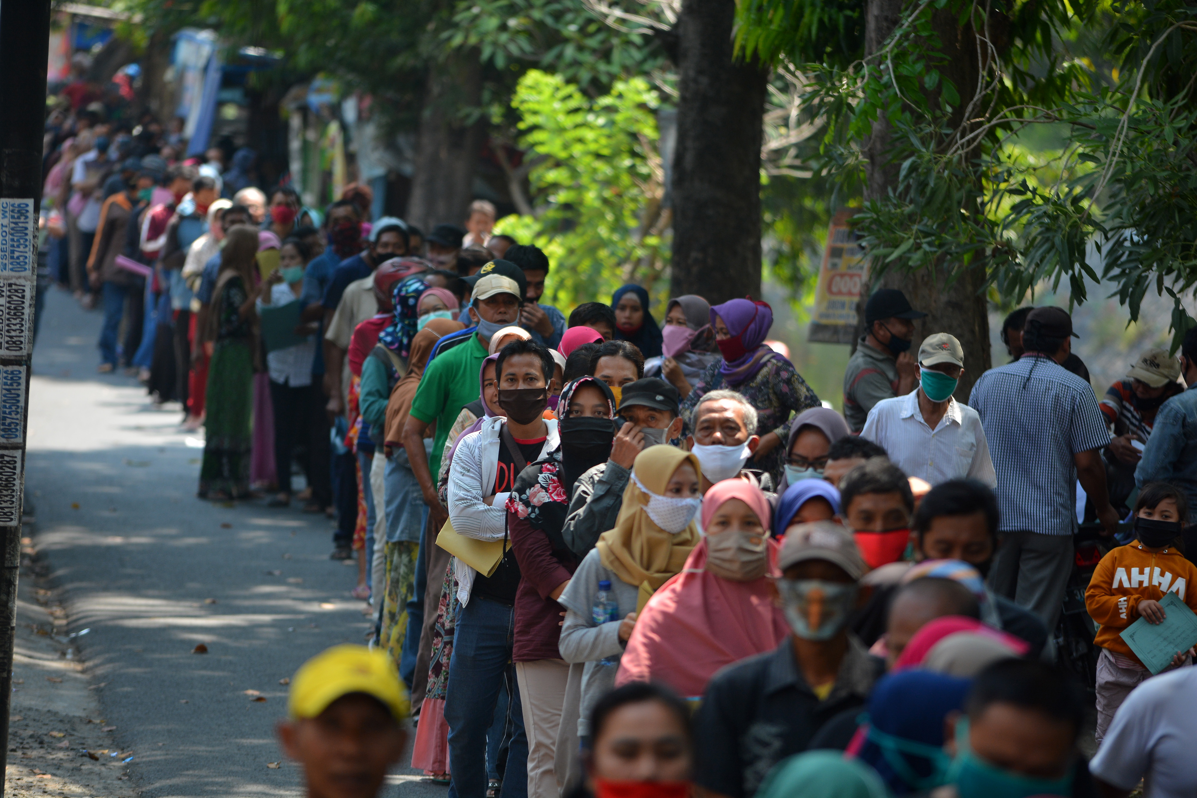 Antrean pelaku usaha mikro terkait verifikasi program Banpres Produktif di Jombang, Jawa Timur.