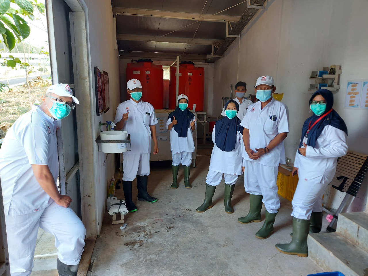 Petugas Kementan melakukan  sertifikasi bebas Avian Influenza dan kesehatan hewan di fasilitas WMU