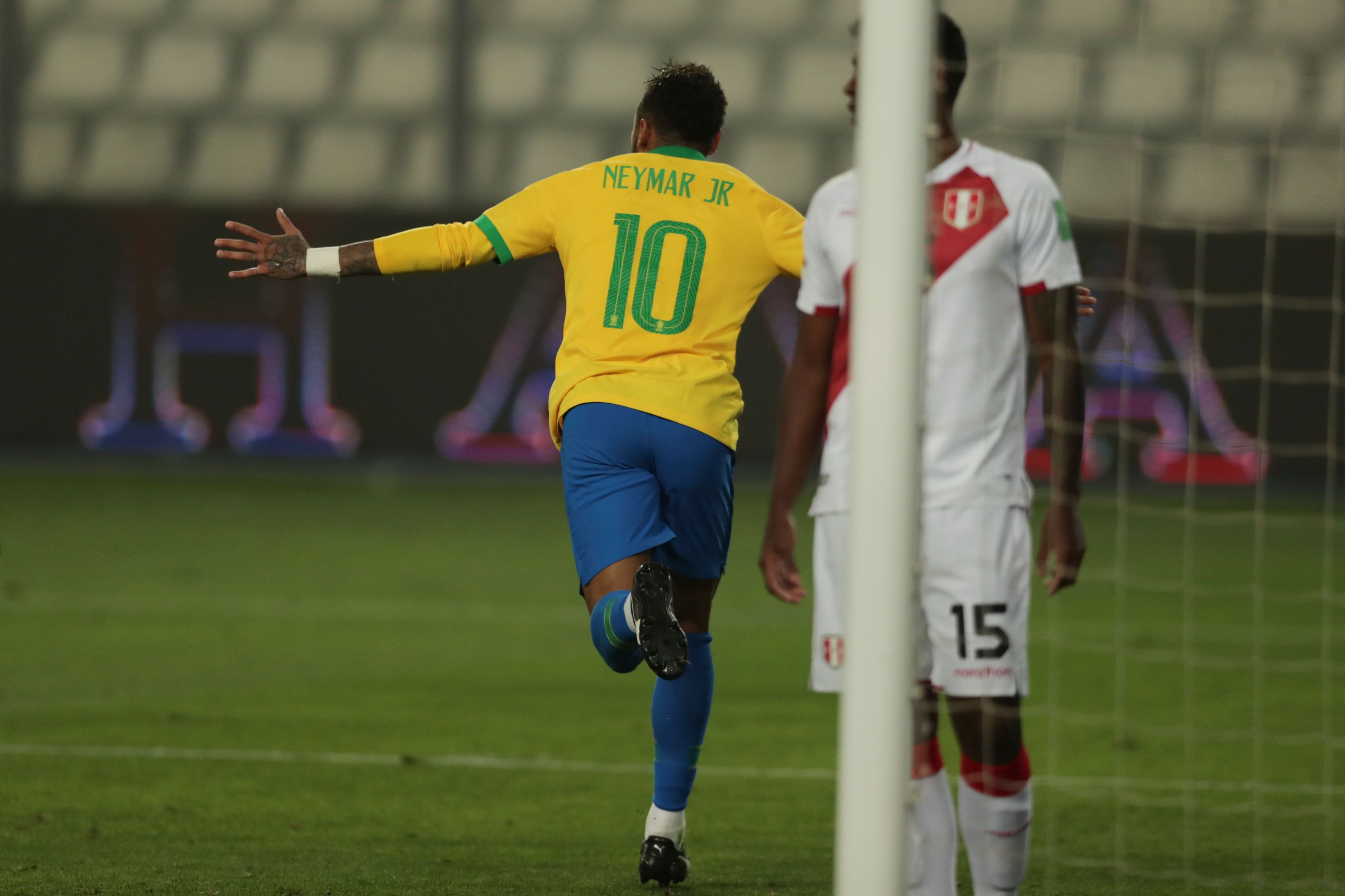 Penyerang Brasil Neymar melakukan selebasi usai mencetak gol ke gawang Peru.