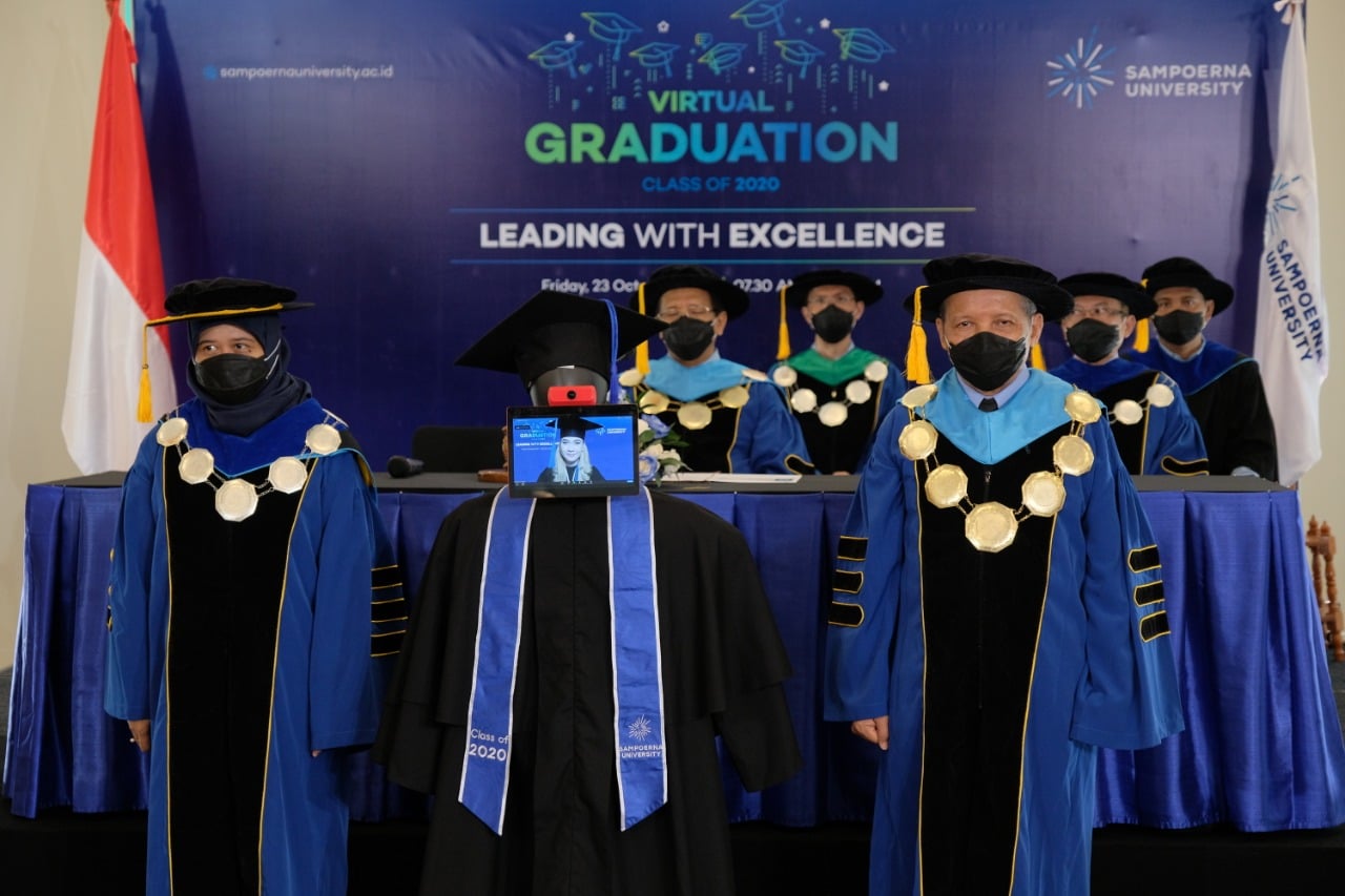 Karena pandemi covid-19, Sampoerna University menggelar wisuda secara virtual dan menggunakan teknologi robot mewakili para wisudawan.