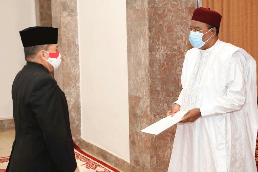 DUTA Besar LBBP RI Abuja, Usra Hendra Harahap, baru-baru ini telah menyampaikan surat-surat kepercayaan kepada Presiden Republik Niger 