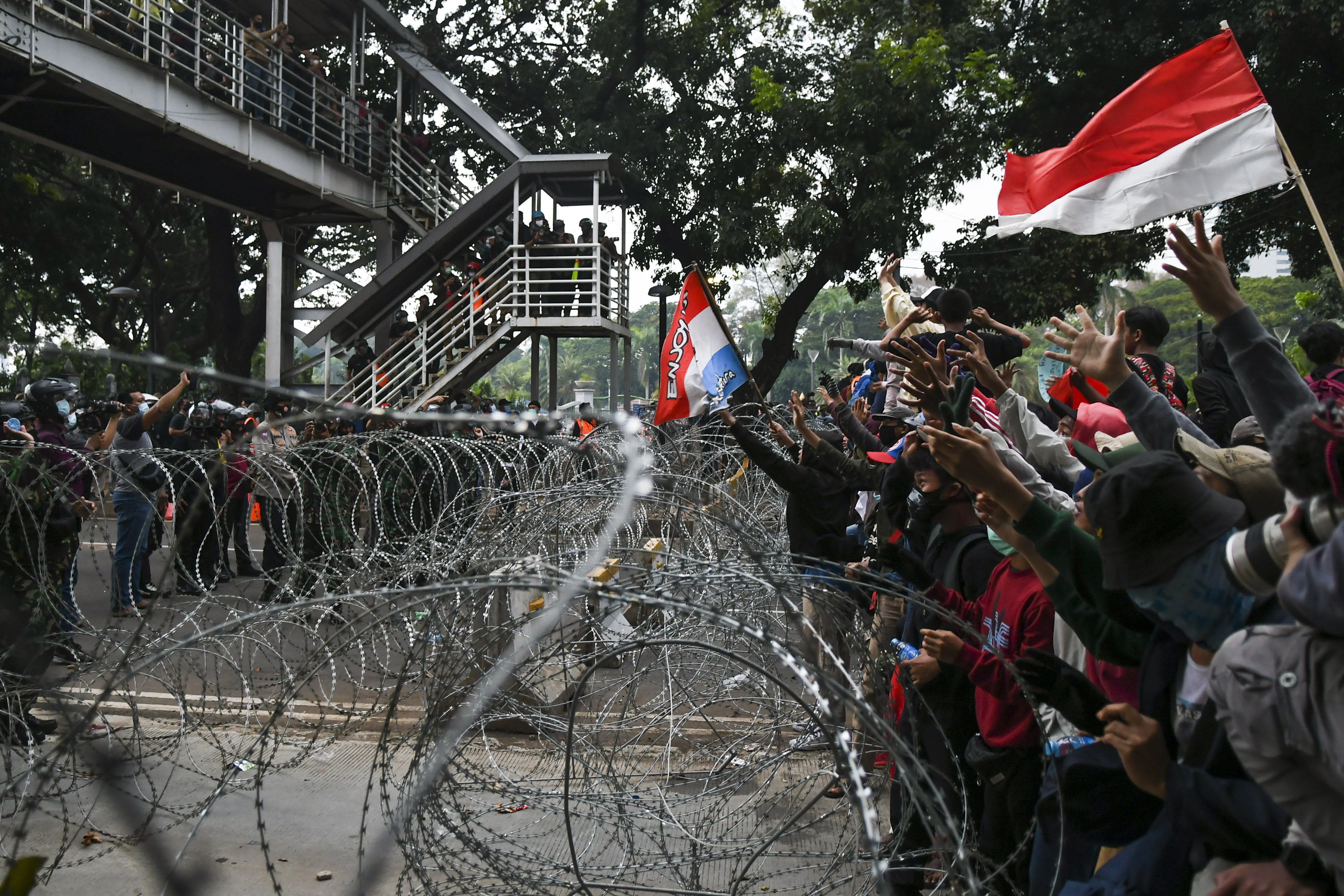 Massa aksi melakukan aksi unjuk rasa tolak UU Omnibus Law, di kawasan Medan Merdeka Barat, Jakarta