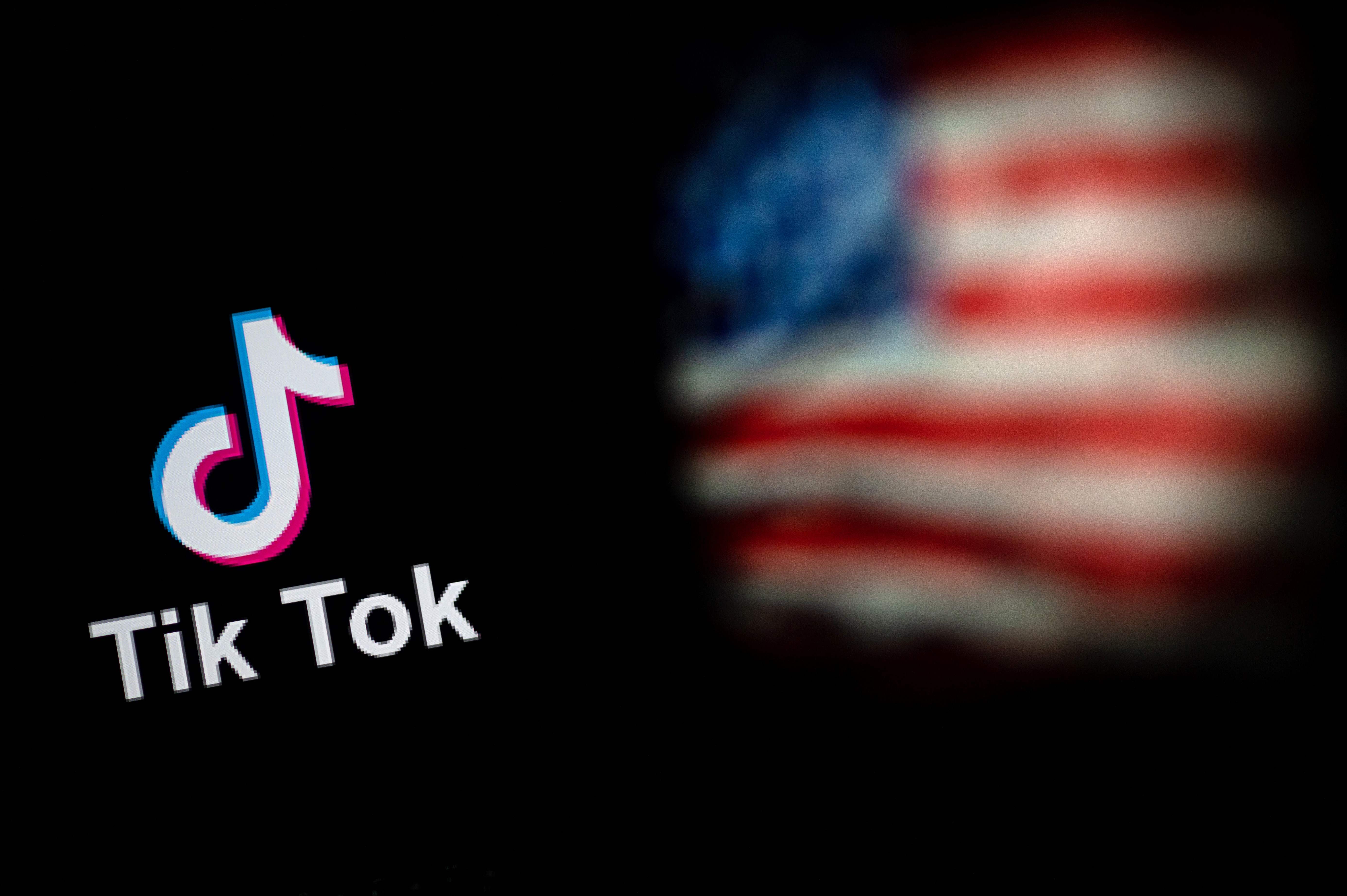 Foto ilustrasi yang menampilkan logo Tiktok dan bendera Amerika Serikat.