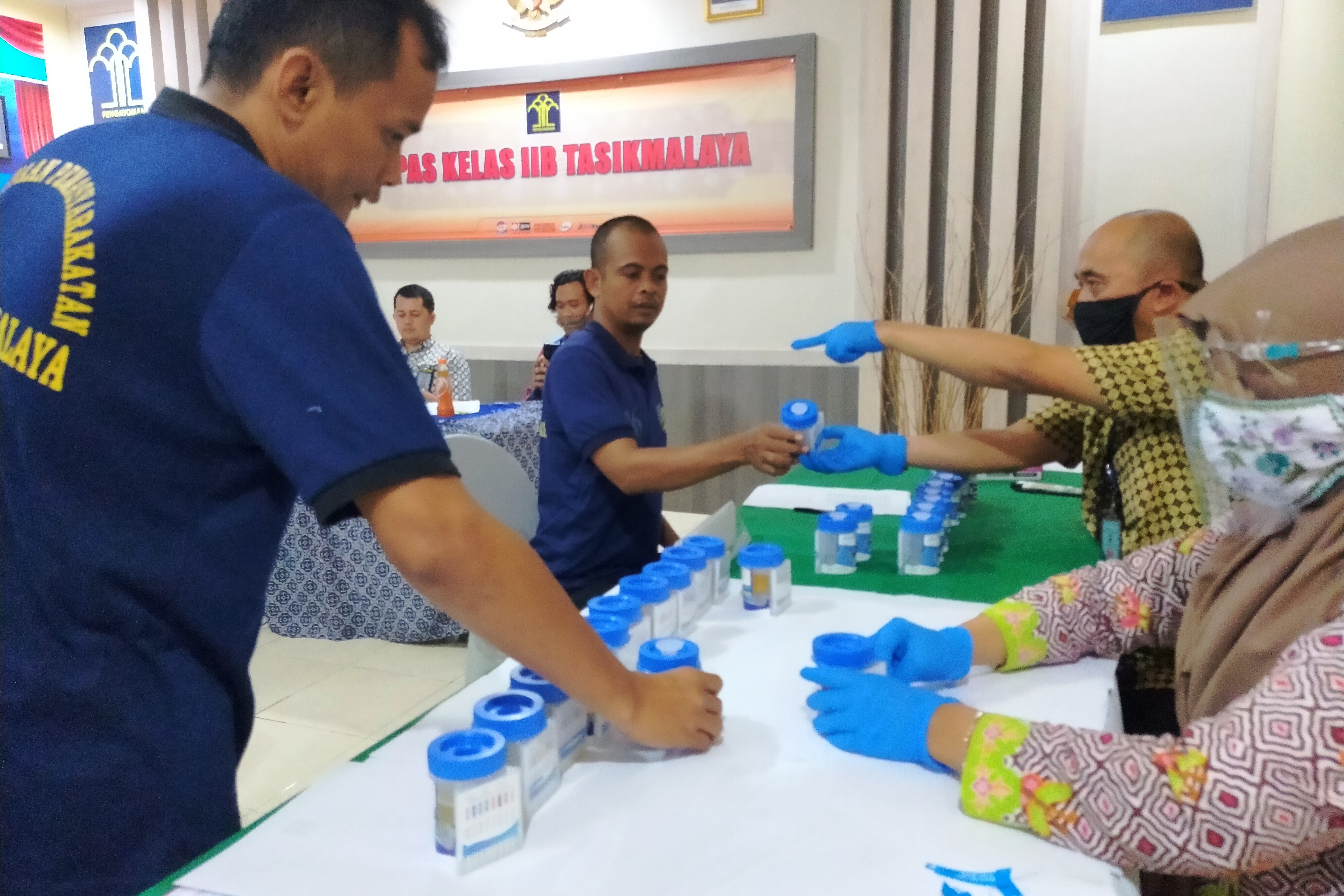 BNN Kota Tasikmalaya dan Polresta Tasikmalaya menggelar tes urine bagi 30 narapidana di Lapas Kelas II B.