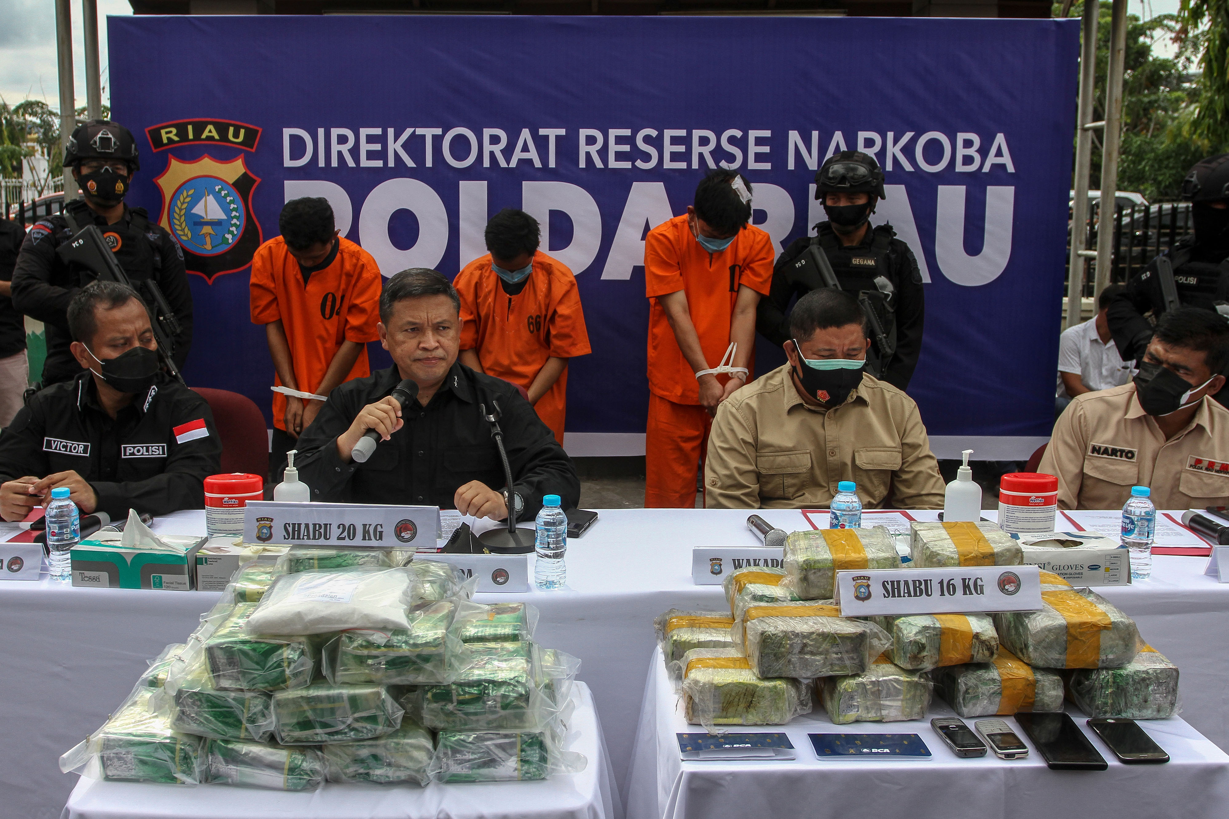 Kapolda Riau Irjen Pol Agung Setya Imam Effendi (kedua kiri) menjelaskan penangkapan kurir narkoba yang salah satunya adalah perwira polisi.
