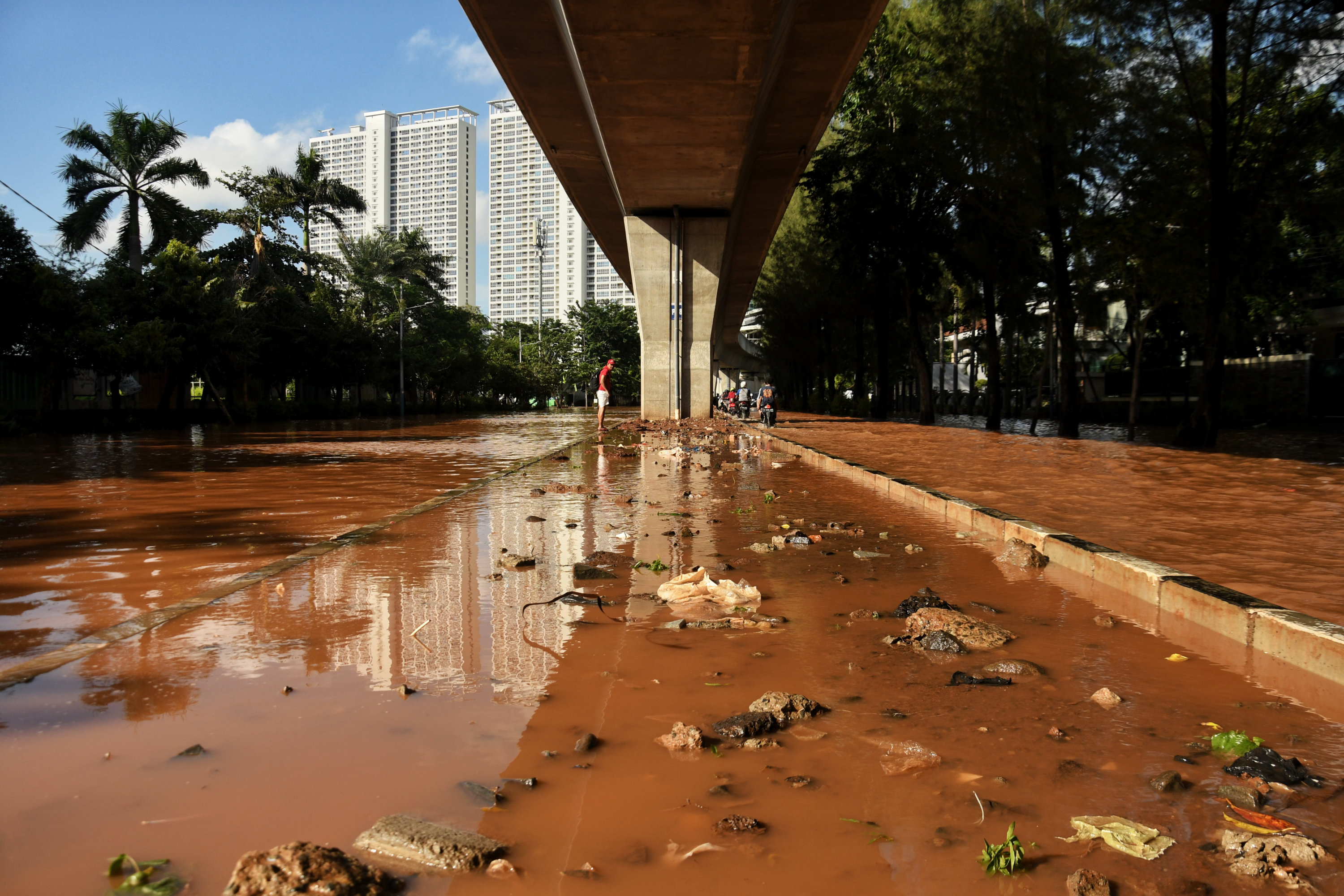 Sejumlah kendaraan menerjang banjir yang menggenangi Jalan Kayu Putih Raya, Pulomas, Jakarta Timur.