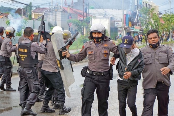 Polisi mengamankan salah seorang pengunjuk rasa yang diduga provokator saat unjuk rasa di Kota Sorong, Papua Barat, kemarin.
