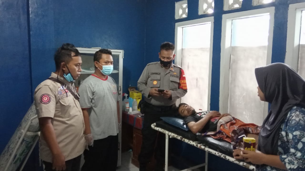 Salah seorang warga Ciamis, Jabar, dilarikan ke klinik terdekat karena tertimpa reruntuhan pascagempa bumi M=5,9, Minggu (25/10) pagi.
