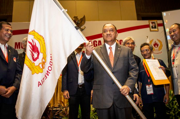 Ketua Umum KONI Pusat Letjen TNI (Purn) Marciano Norman (tengah) membawa bendera KONI dalam Musornas KONI XII 2019 di Jakarta, Selasa (2/7) 