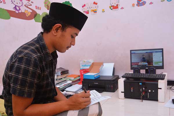 Santri mengikuti kajian kitab kuning Arbain Nawawi yang dipimpin putra pengasuh Ponpes Mambaul Ma’arif Denanyar, Ahmad Athoillah 