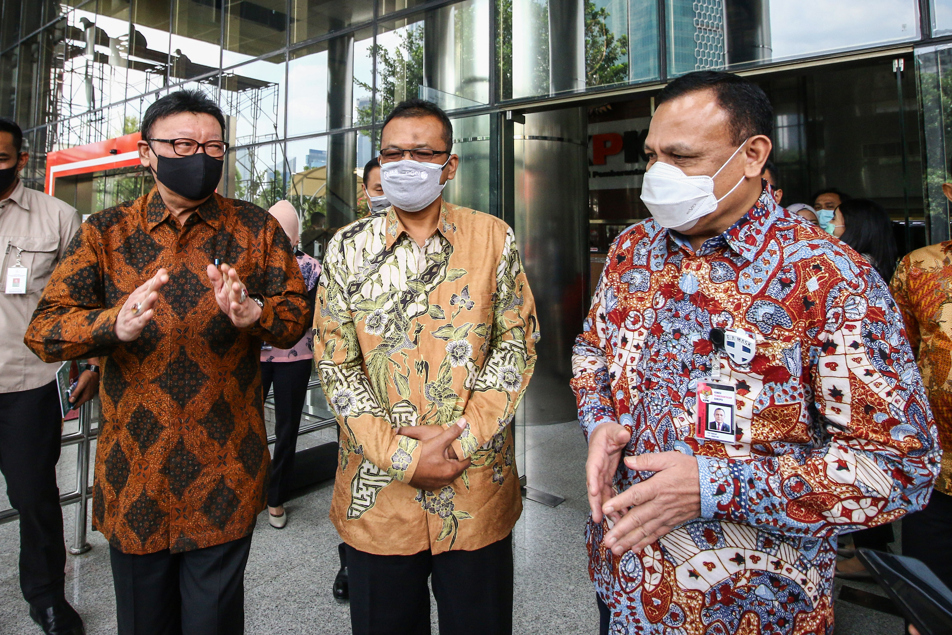 Ketua KPK Firli Bahuri (kanan) menjawab pertanyaan wartawan seusai mengadakan pertemuan di Gedung KPK, Jakarta, Selasa (6/10/2020). 