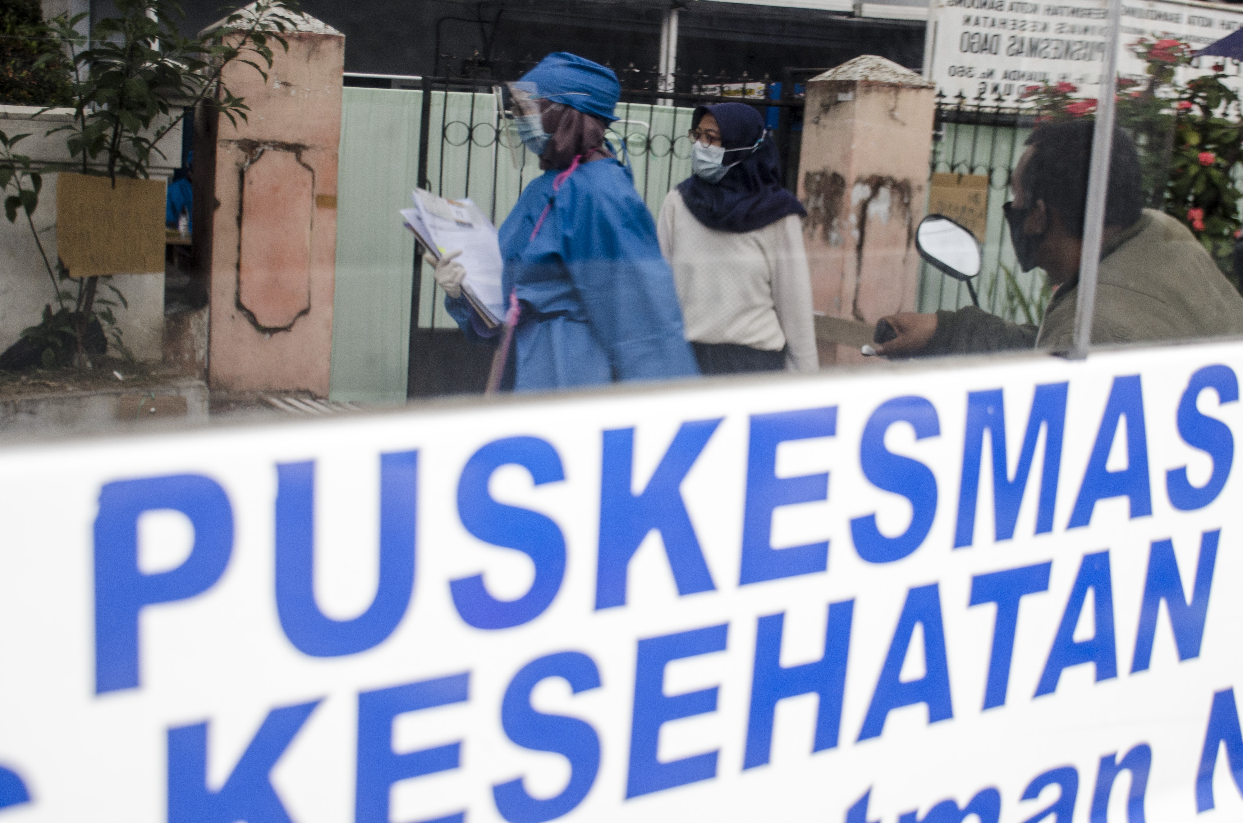 Ilustrasi petugas puskesmas saat melakukan uji klinis vaksin covid-19. 