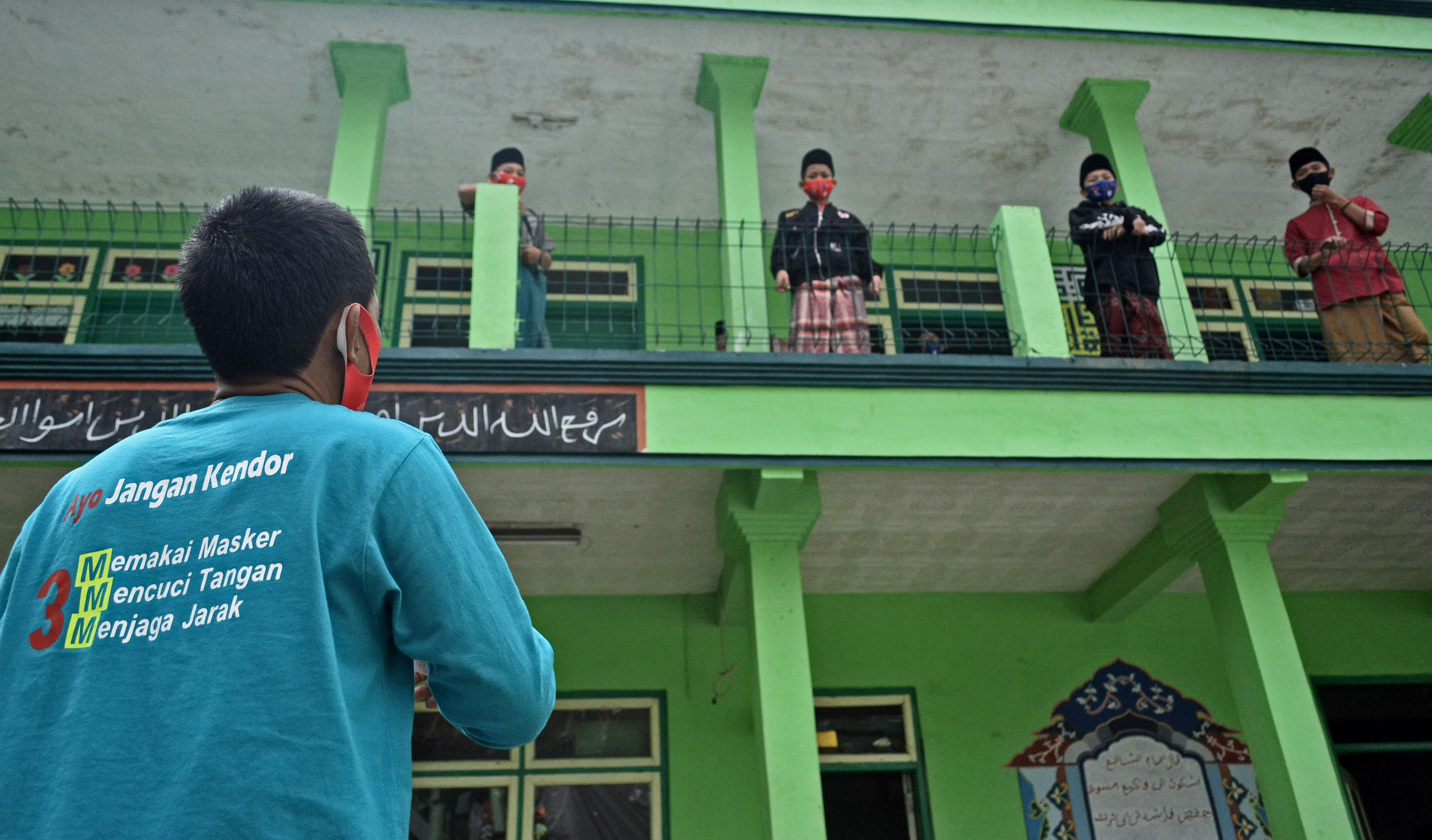 SOSIALISASI: Seorang petugas mengimbau para santri untuk memakai masker, mencuci tangan, dan menjaga jarak di Ponpes Baitul Hikmah, Garut.