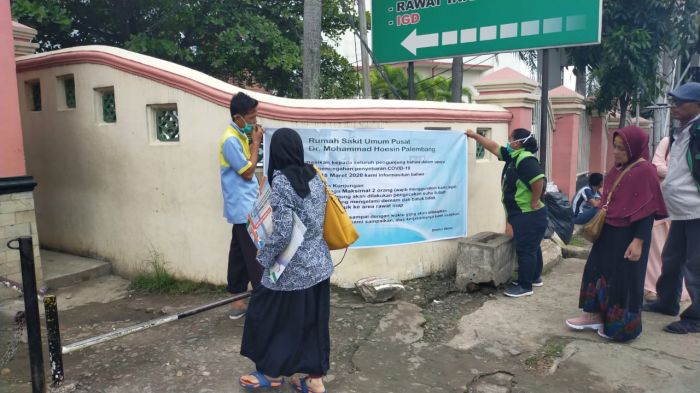 Sejumlah rumah sakit di Palembang, Sumsel membatasi pembesuk untuk cegah korona.  
