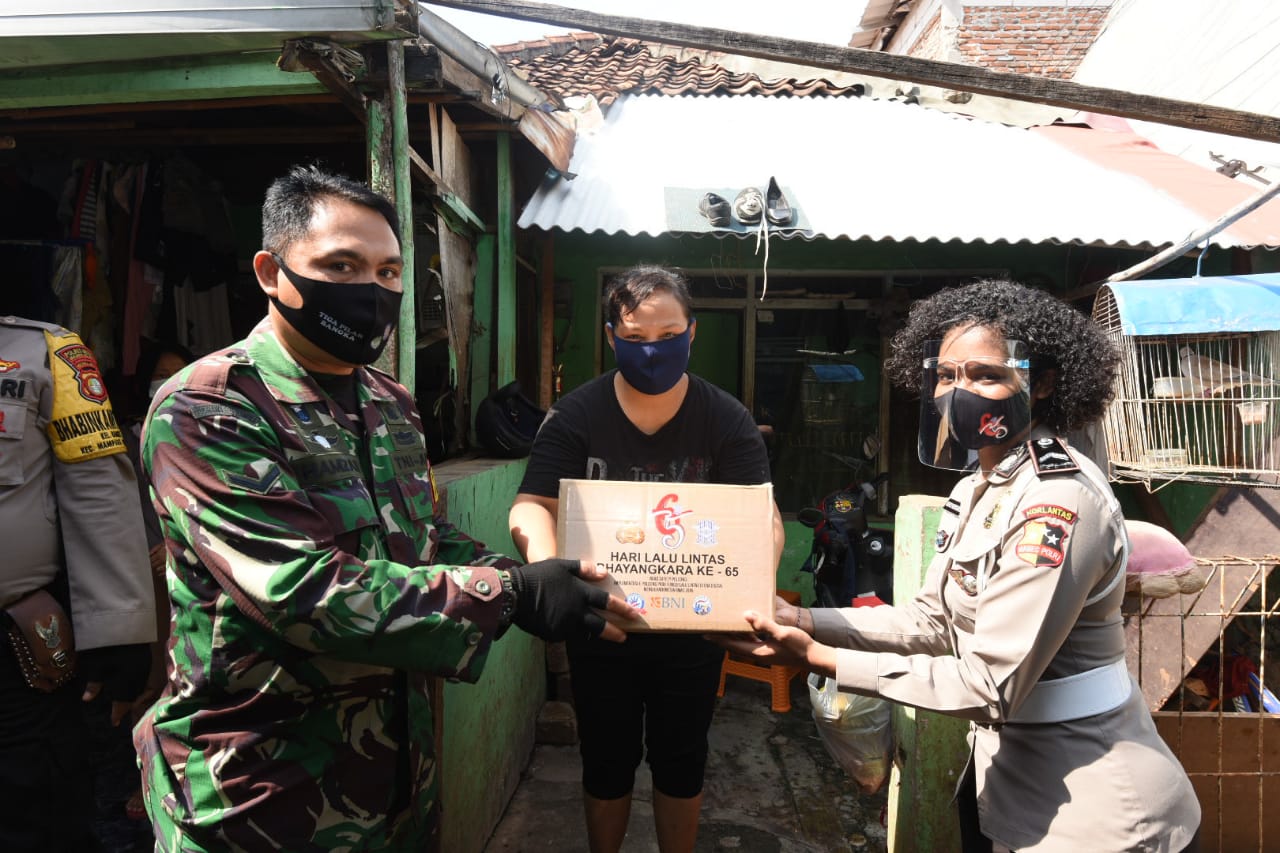 Korlantas Polri bantu korban banjir Kali Krukut