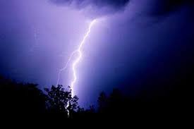 Ilustrasi hujan lebat disertai petir