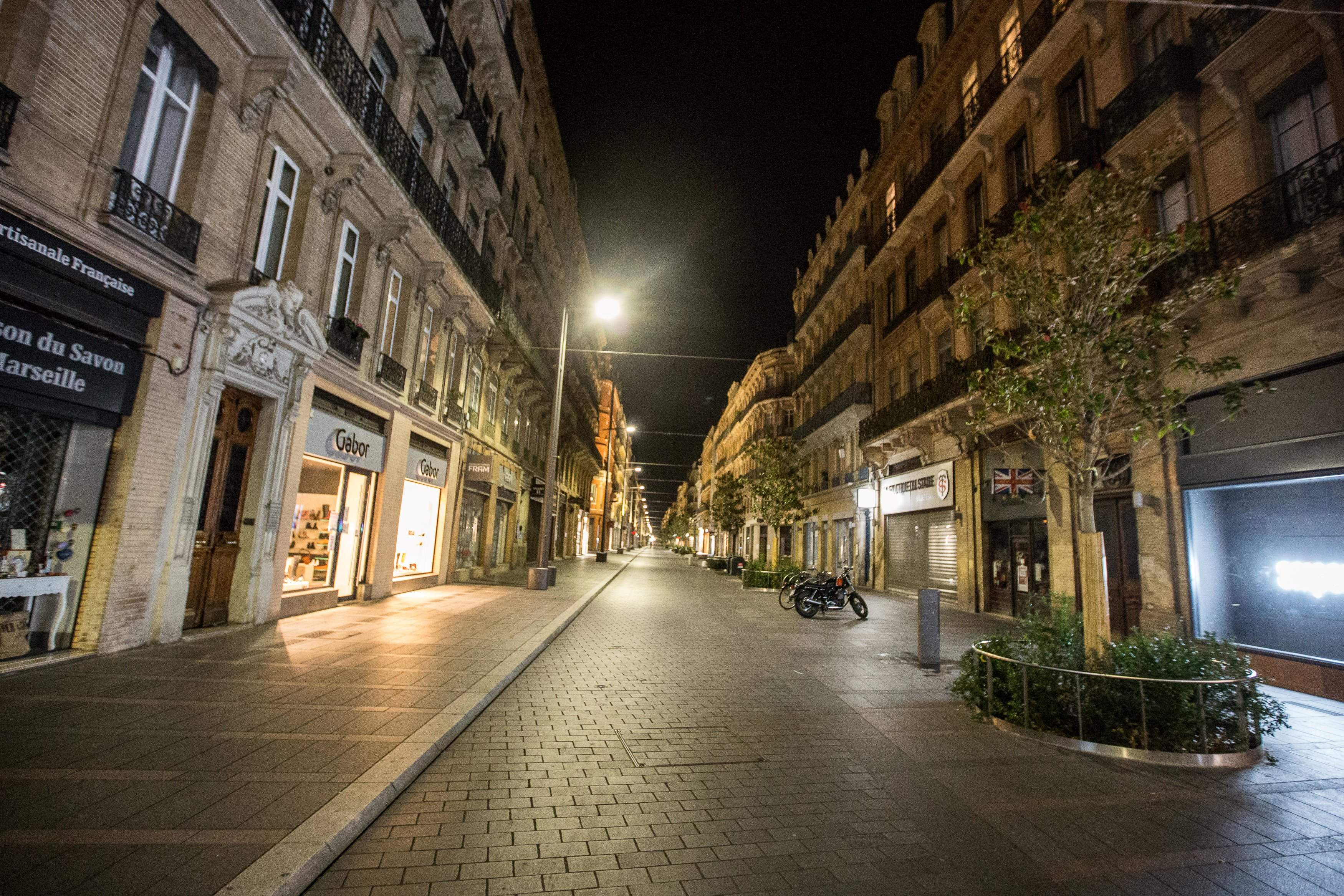 Jalan di Kota Toulouse terlihat kosong setelah pemerintah Prancis memberlakukan jam malam untuk mencegah penyebaran covid-19.