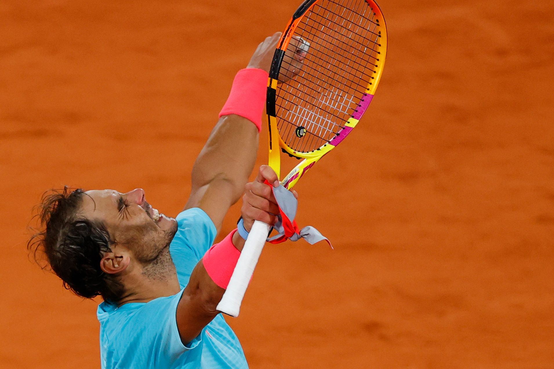 Petenis Rafael Nadal merayakan kemenangan masuk semi final Prancis Terbuka